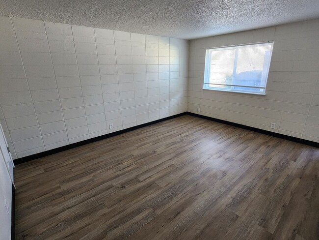 Building Photo - Remodeled 2 bedroom Apartment