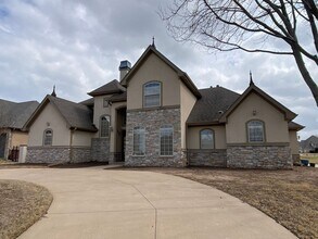 Building Photo - 3605 N Narcissus Ave