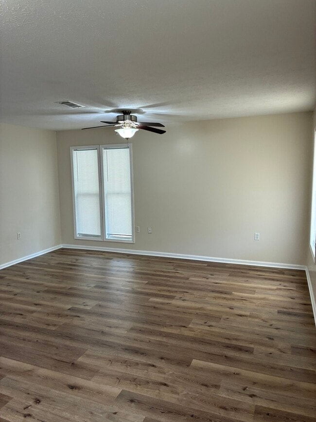 Building Photo - Beautiful 3/1 house