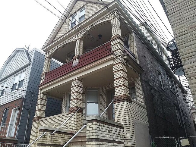 Building Photo - 121 W 28th St