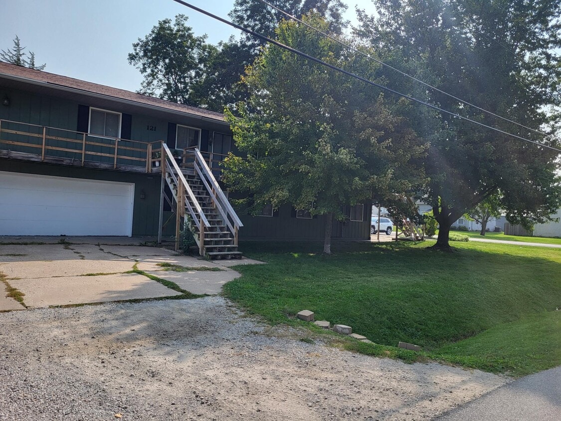 Primary Photo - 121 2nd St E