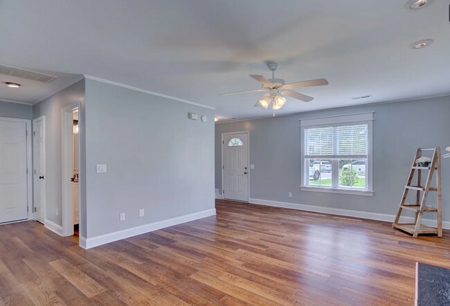 Building Photo - Beautiful Home in Great Neighborhood! Elec...