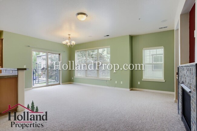 Building Photo - Lovely Condo with 2 primary suites in Hillsboro
