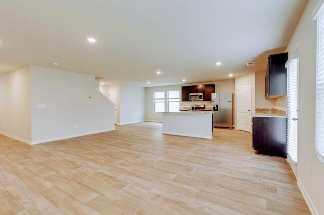Building Photo - Beautiful Rental Home Features 5 Beds/3.5 ...