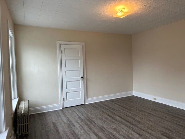 Building Photo - 120-122 E Maple St --120A