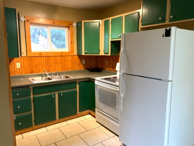 Building Photo - Two Bedroom - East Helena