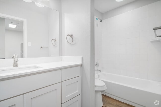 1BR, 1BA - 544SF - Bathroom - Forest Oaks