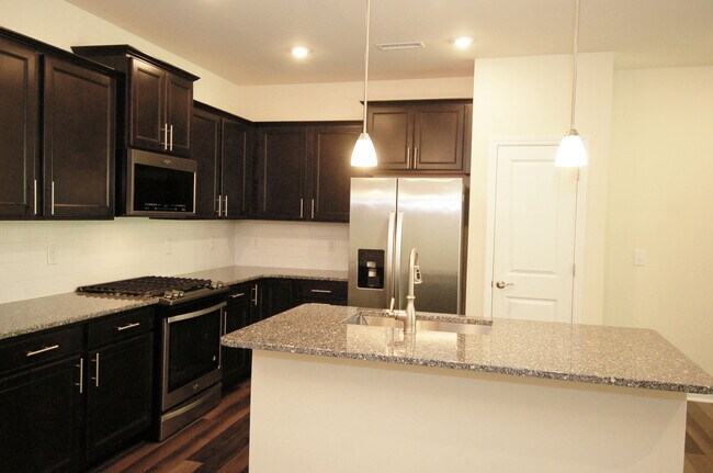 Building Photo - 331 White Oak Ridge Dr