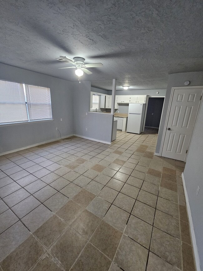 Building Photo - 411 NW Greenmeadow Dr