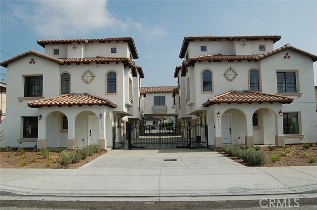 Building Photo - 425 W Duarte Rd