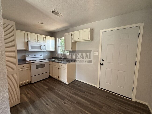Foto del edificio - Updated 3 bedroom 2 bathroom