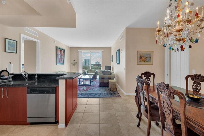 Building Photo - 403 S Sapodilla Ave