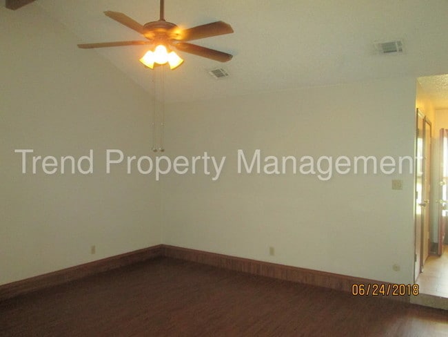 Building Photo - Clean 3/2/1 duplex - move in ready!