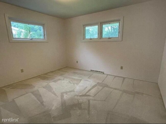 Building Photo - 3 br, 1.5 bath House - 14 Castle Ct.