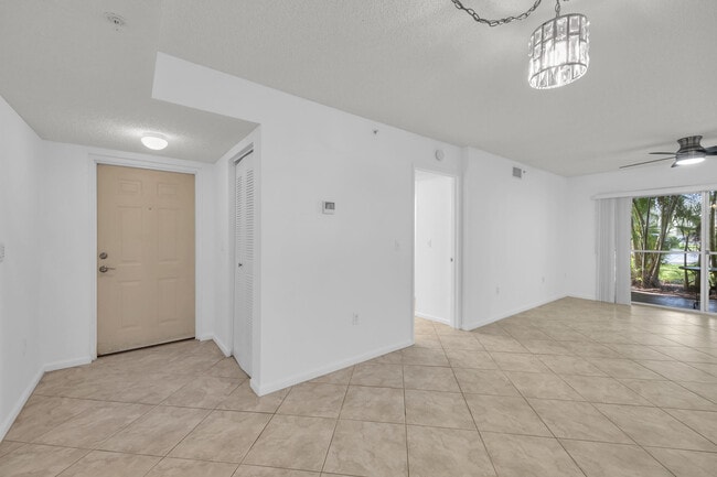 Foto del edificio - 242 Village Blvd