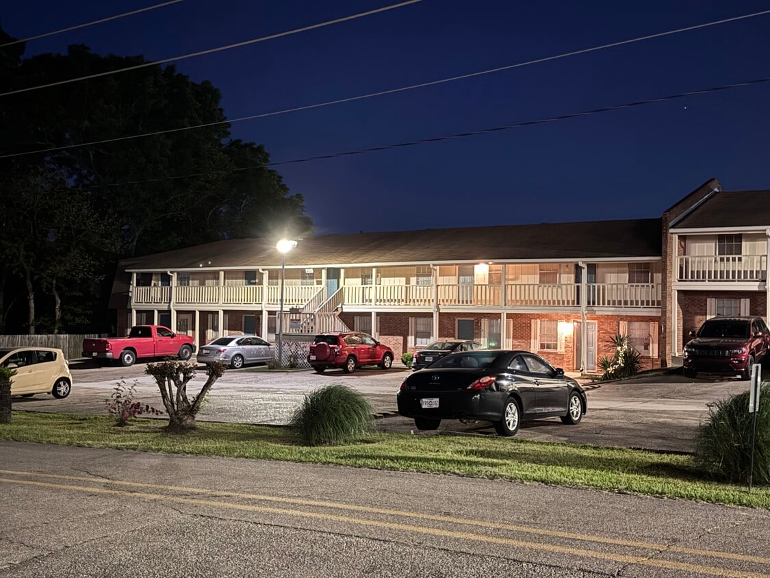 Quiet Nights 601 Building - Blainewood Oaks