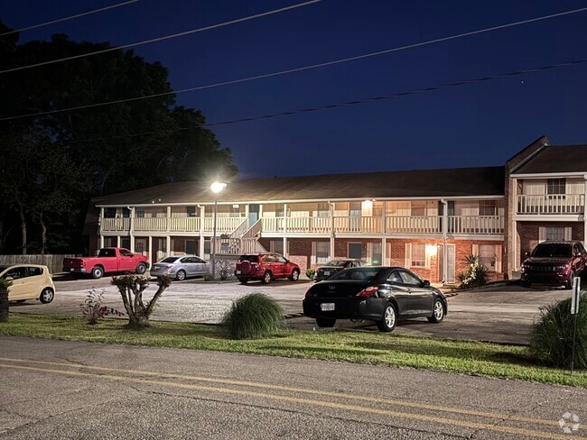 Quiet Nights 601 Building - Blainewood Oaks