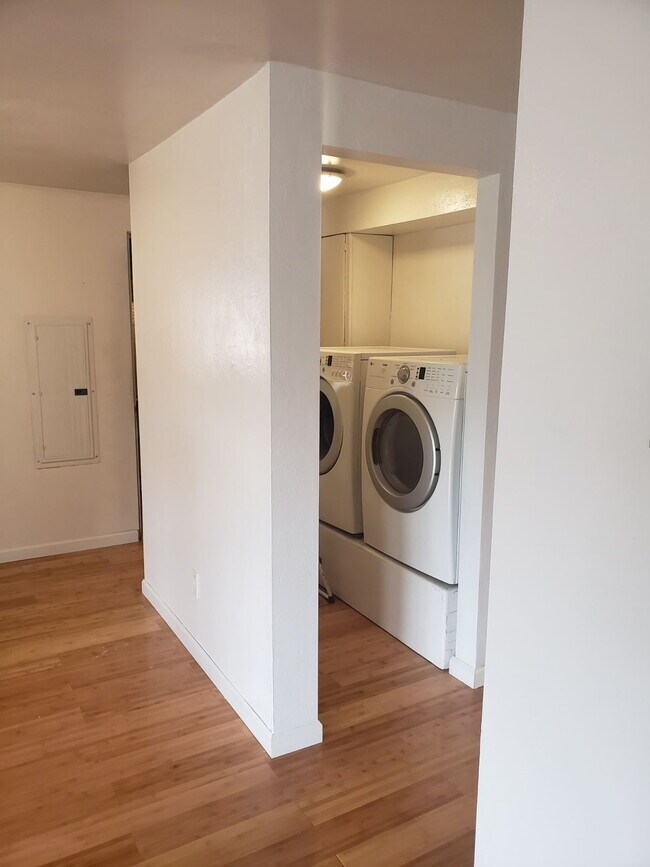 Building Photo - 3B1BA home, 956sqft, available 1/8/2027, large partially fenced yard, 2 shop spaces, carport and ...