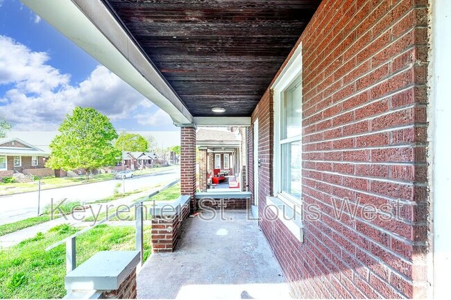 Building Photo - 3953 Tholozan Ave