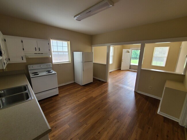 Foto del edificio - Burlington 4 Bed, 1 Bath - Nice Neighborhood