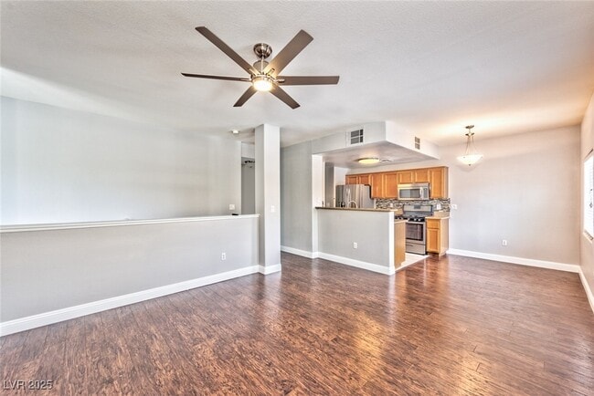 Foto del edificio - 7701 W Robindale Rd