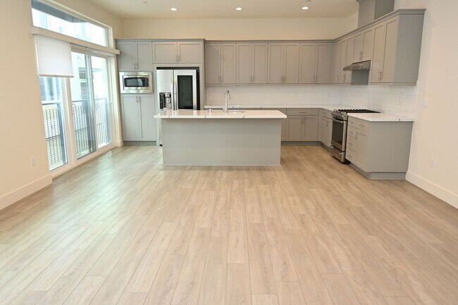 Foto del edificio - Upscale 2-BR Dual-Suite Condo in Downtown San Jose