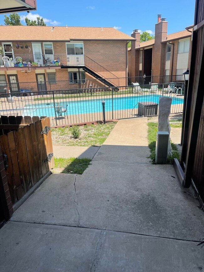 Foto del edificio - Spacious Poolside Condo!