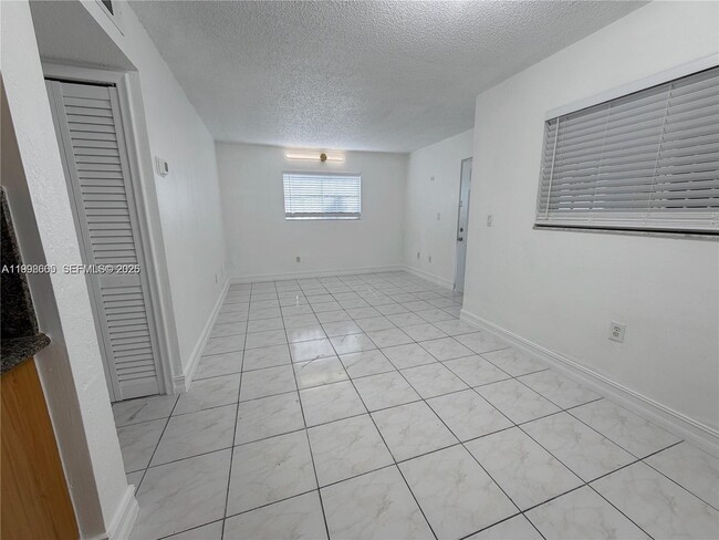 Foto del edificio - 2565 W 56th St