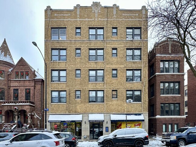 Building Photo - 716 W Belmont