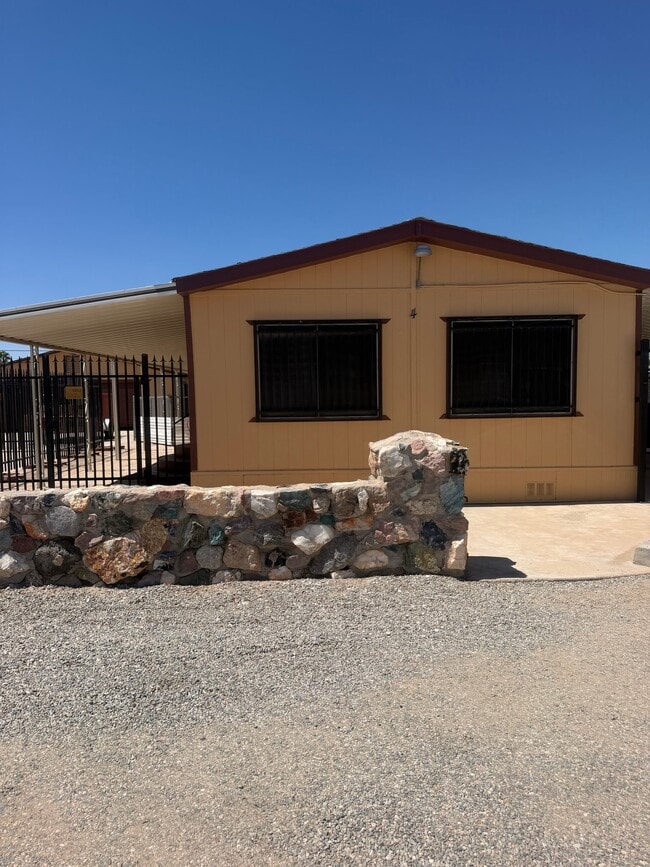 24 W Rio Colorado Dr