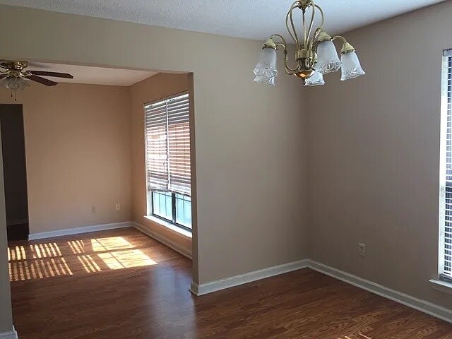 Foto del edificio - 1646 Latham Ct