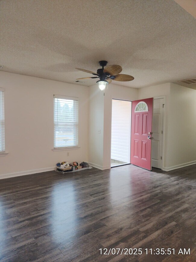 Foto del edificio - 323 Aubrey Ave