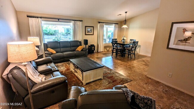 Building Photo - 38135 S Rolling Hills Dr