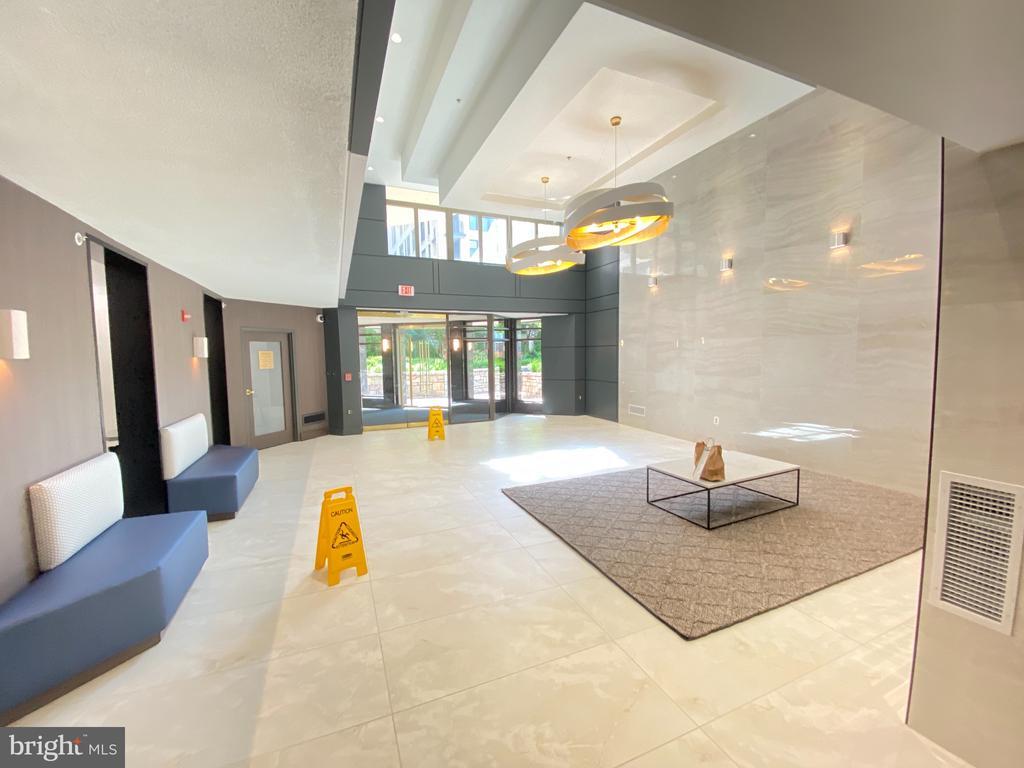 Foto principal - 7111 Woodmont Ave