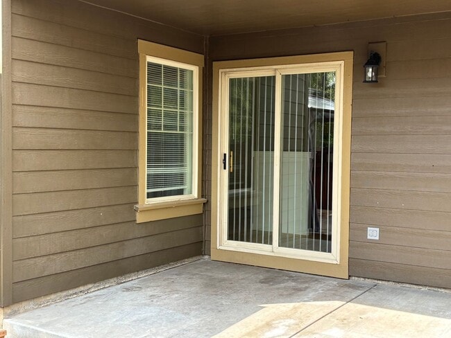 Building Photo - Lovely Corner Lot Home facing Sun Meadow Park
