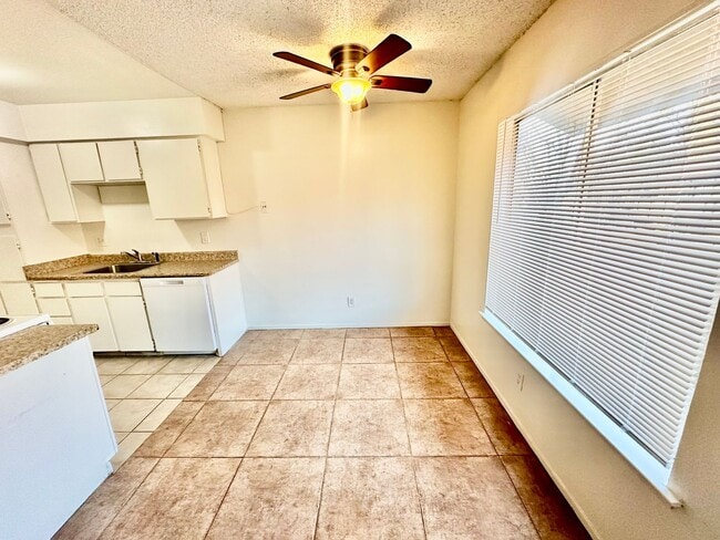 Building Photo - Spacious 2/1 Condo in Gated Community