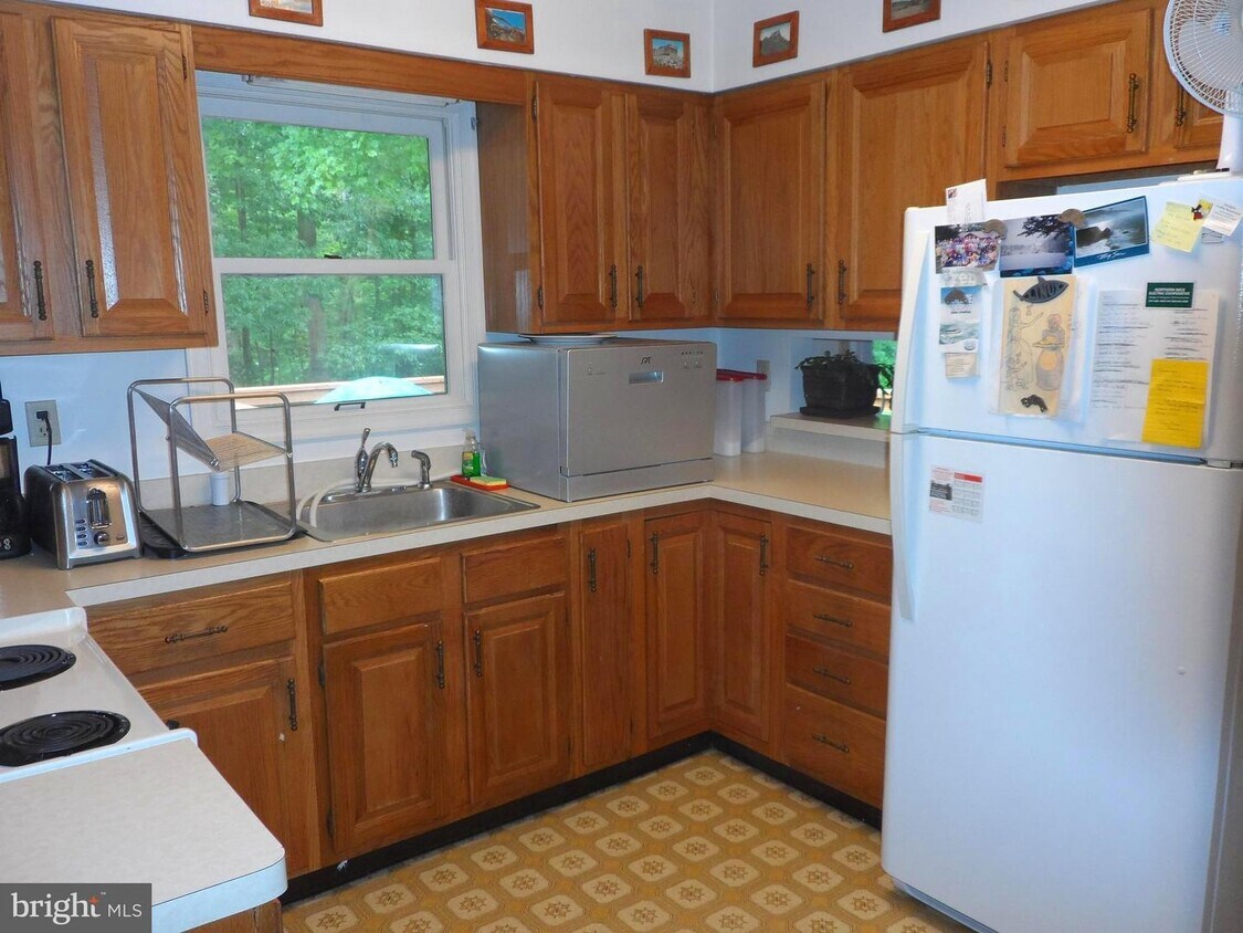 14061 Poplar Neck Rd, King VA 22485 Room for Rent in King