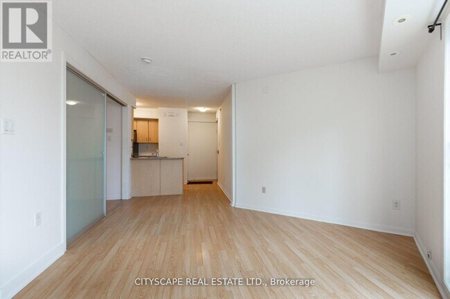 Photo du bâtiment - 80 Joe Shuster Way