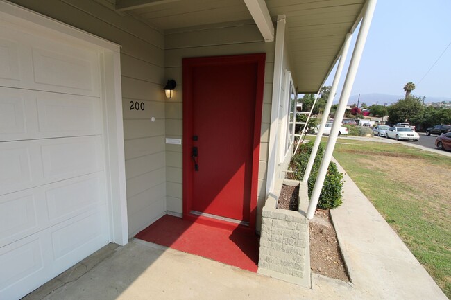 Building Photo - Quaint Santa Paula Home