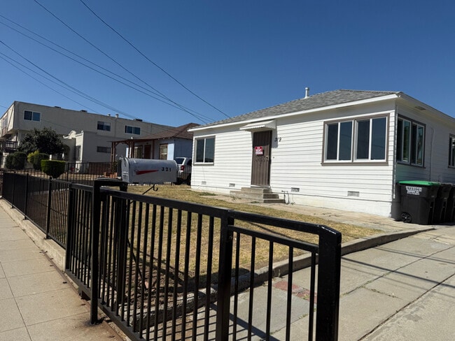 Building Photo - 319 S New Ave
