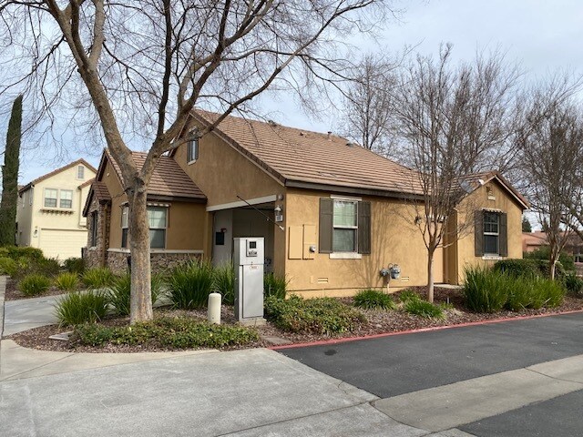 Vista lateral del frente - 1000 Orleans Ct