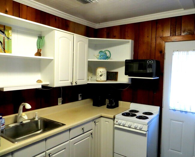 Building Photo - 1552 Alcazar Ave