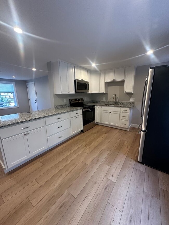 Building Photo - 439 Main St