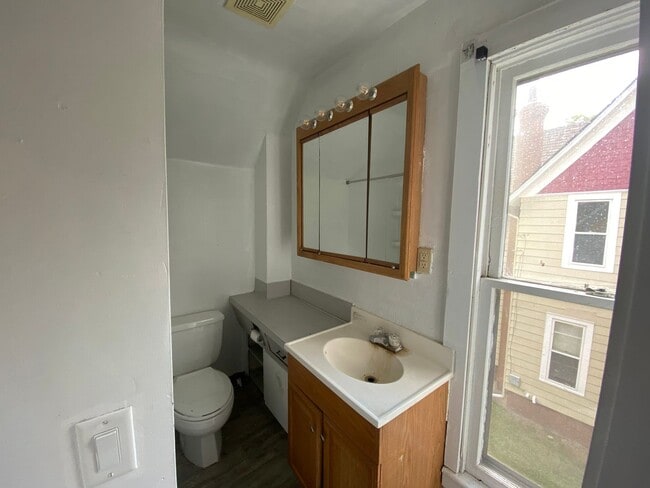 Building Photo - 622 Minor Ave