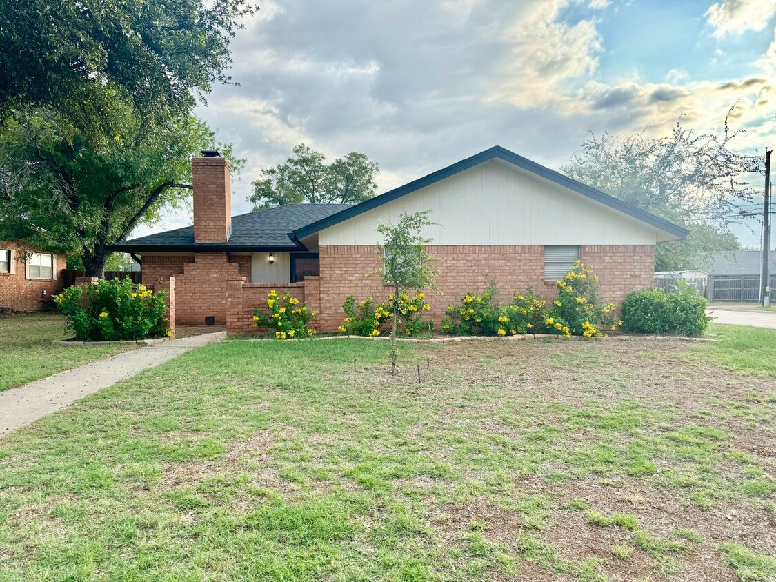 Foto principal - Coming Available June 2025 - 3-Bedroom Hom...
