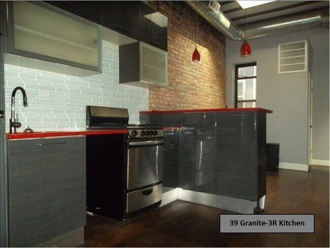 Building Photo - 524 Chauncey St