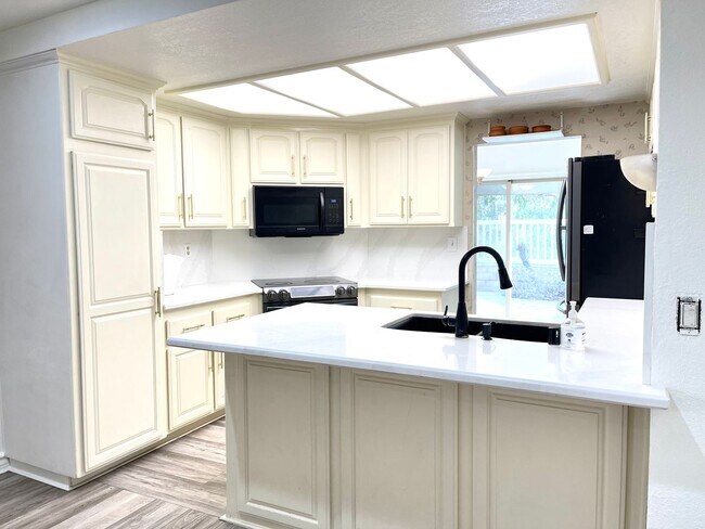 Foto del edificio - Spacious and updated Two Bedroom 2.5 Bathr...