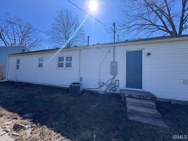 Building Photo - 1012 W Haines Ave