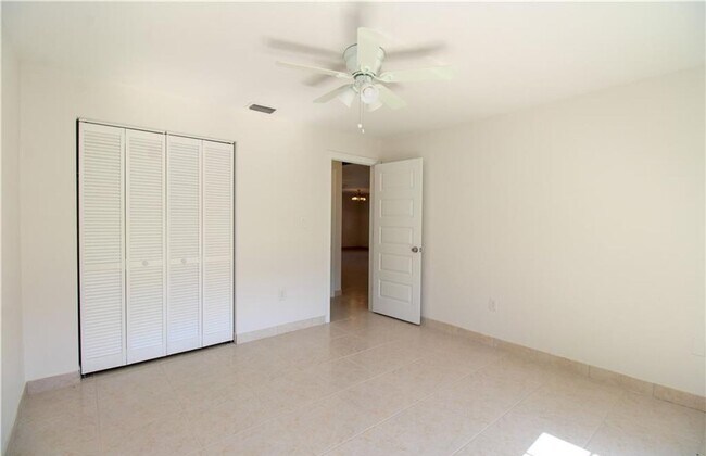 Foto del edificio - 2/2 ANNUAL UNFURNISHED HOME - Big Yard with New Fence in Naples Park! – Quick Move-In, No HOA