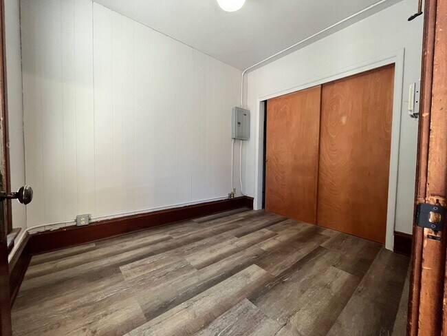 Foto del edificio - Light Filled Top Floor 1 Bedroom in Unbeatable Hip Strip Location!